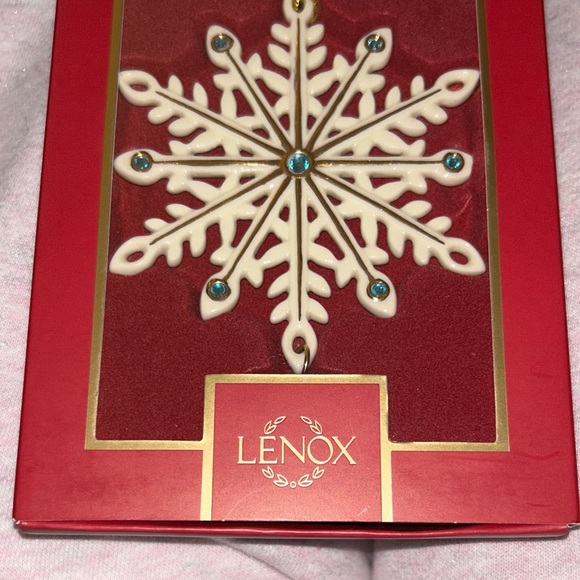 NWT Lenox 2024 Ivory Snowflake Ornament with Gold Accents - Picture 6 of 6